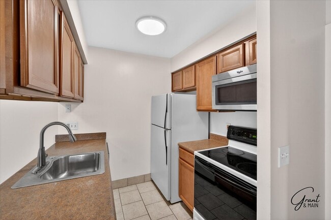 Building Photo - $1395 2 bedroom ground floor condo