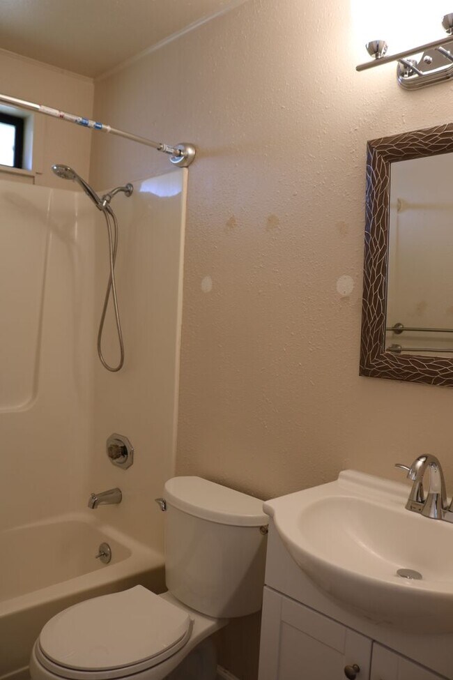 Building Photo - Affordable 3 bedroom on a quiet street