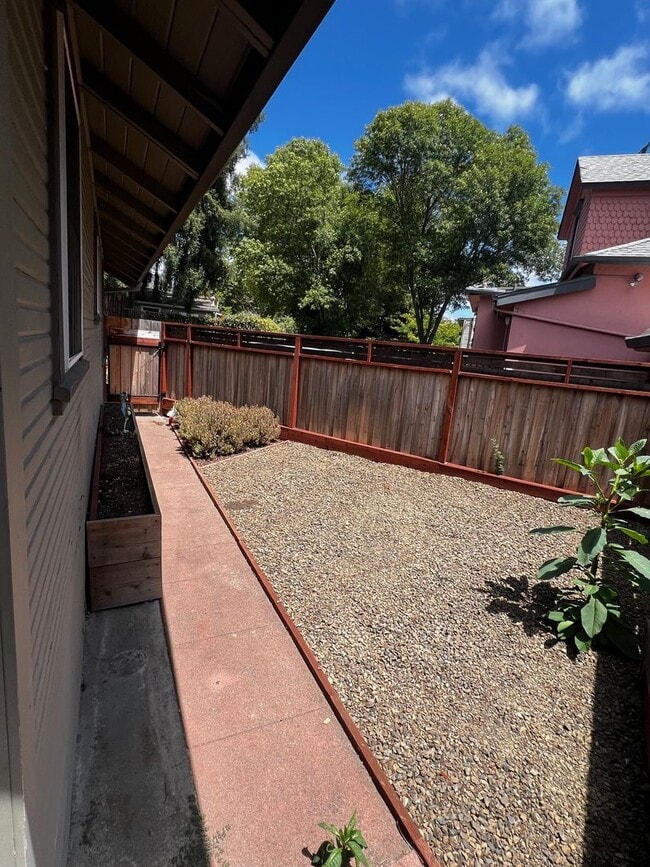 Building Photo - 2 Bedroom / 1 Bathroom Single Family Home ...