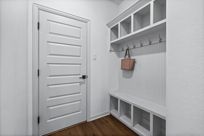 Building Photo - 1444 Kit King Dr