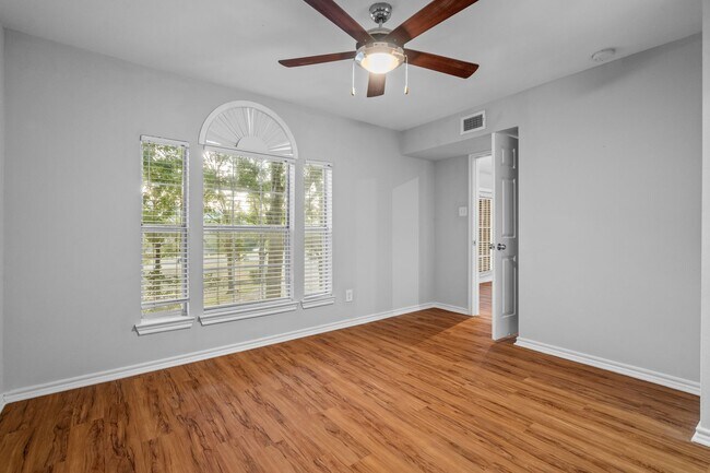 Building Photo - Fabulous Lake Austin 1 Bedroom - 2222 / 36...