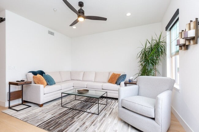 Building Photo - 3 Bedroom Townhome in the Escala Community of Mission Valley