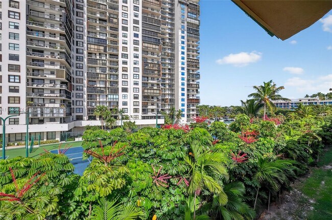 Building Photo - 2201 Brickell Ave