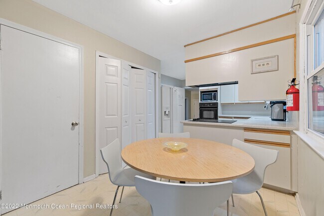 Building Photo - 2 Karen Ct