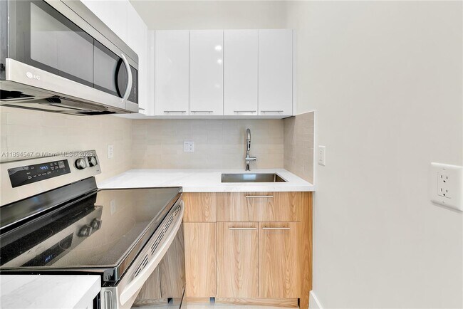 Building Photo - 530 SW 11th Ave