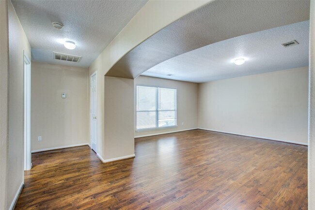 Building Photo - 9907 Valance Way