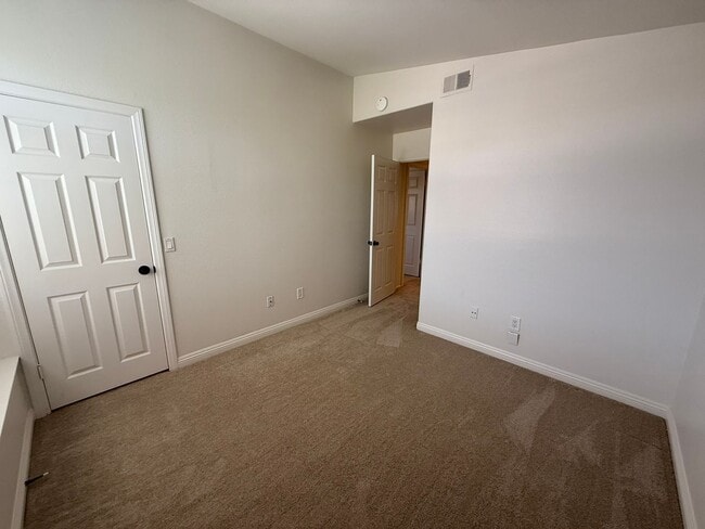 Building Photo - LOCATION LOCATION!! 4BR/3BA Townhome in De...