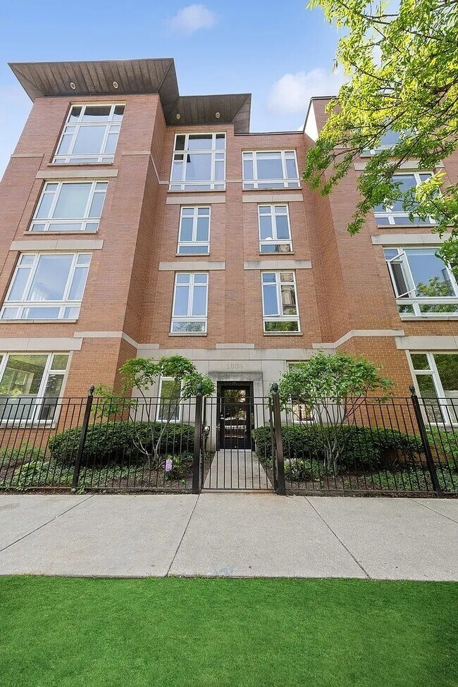 Building Photo - 1003 W Buena Ave