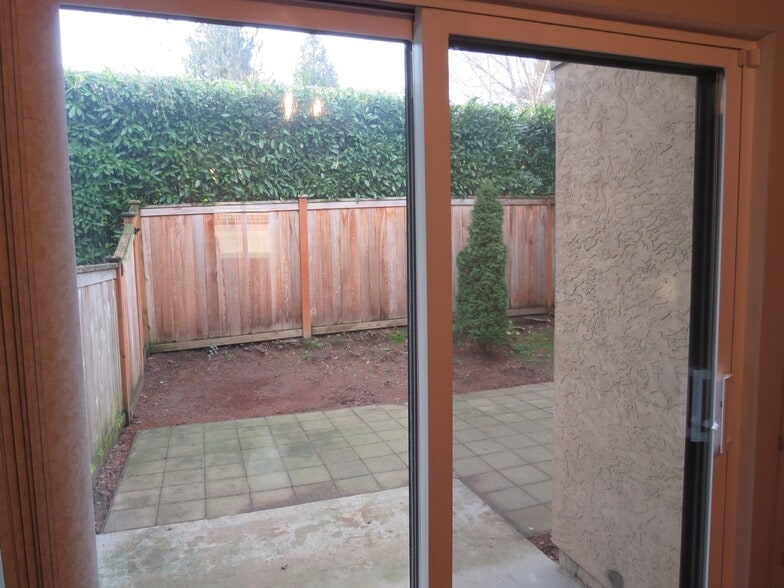 Building Photo - Juanita Townhome in Westwood Village ** 2bed/1.5 bath corner unit with Nice Private Backyard  $21...