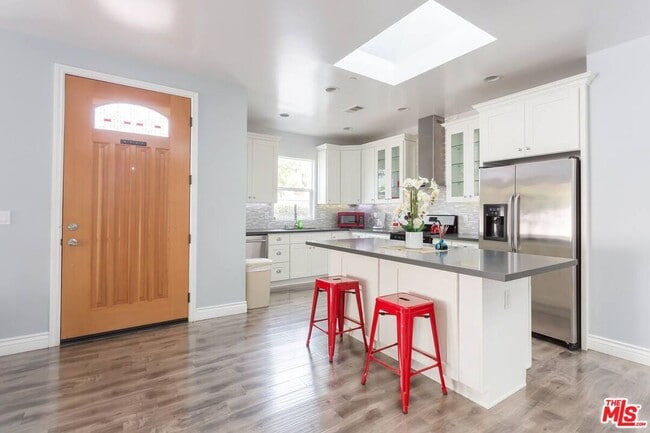 Building Photo - 7311 Gaviota Ave