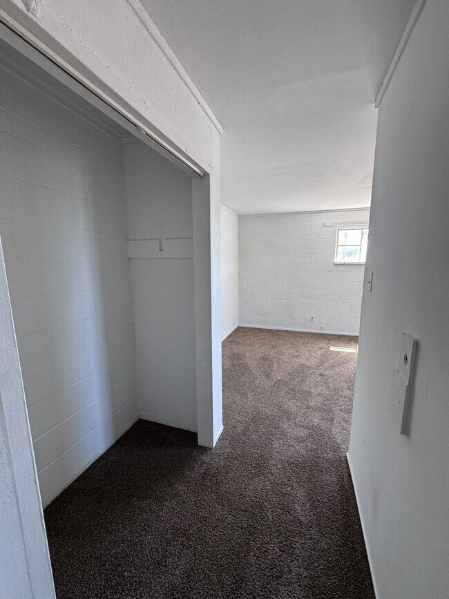 Building Photo - HUD Approved Home!