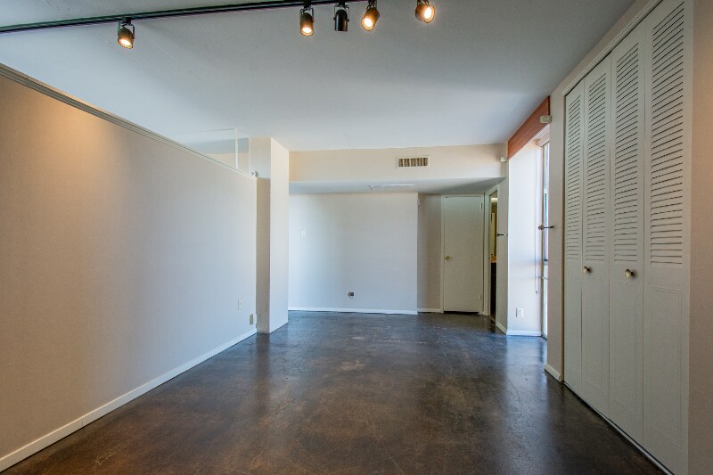 Building Photo - 700 E 9th St