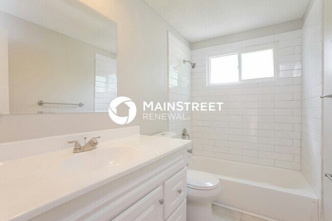 Building Photo - 4 Bedroom Pet-Friendly Home in Kansas City, MO with Main Street Renewal