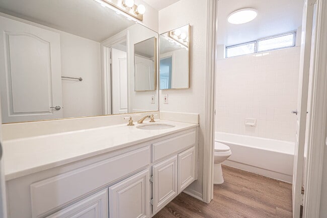 Building Photo - Charming Castaic Home