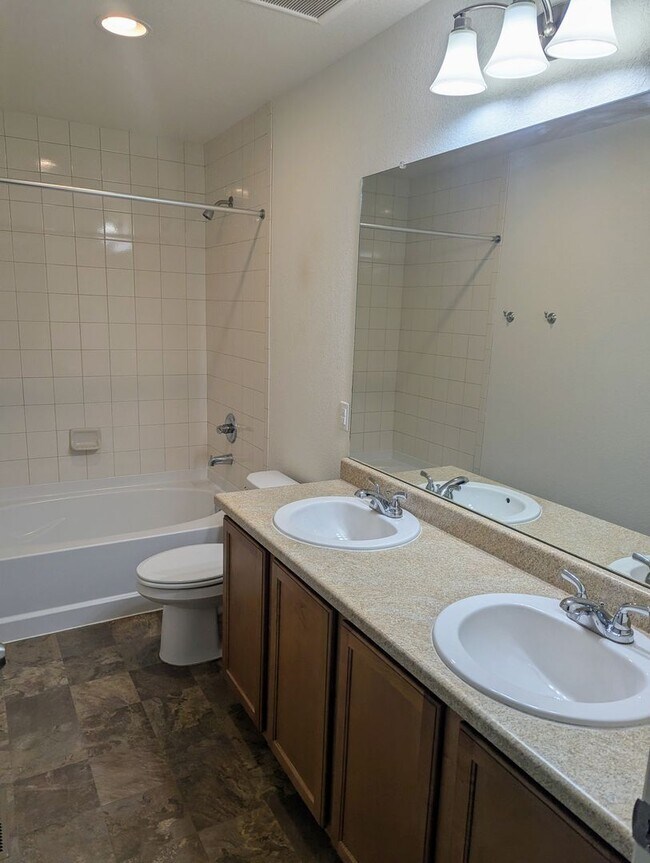 Building Photo - MASSIVE 4-BEDROOM, 3-BATHROOM HOME NEAR DI...