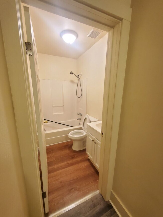 Building Photo - 420 W 31st St