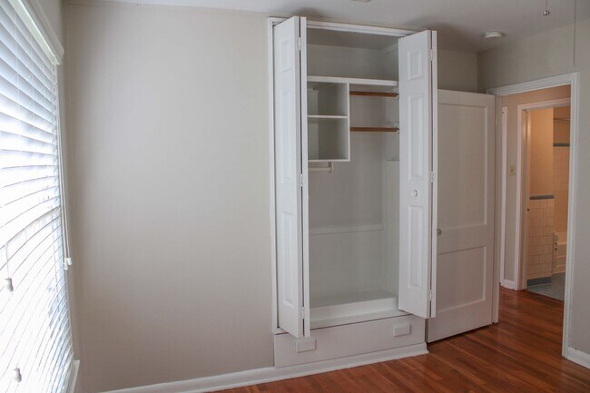 Building Photo - 3 BEDROOM WILSHIRE