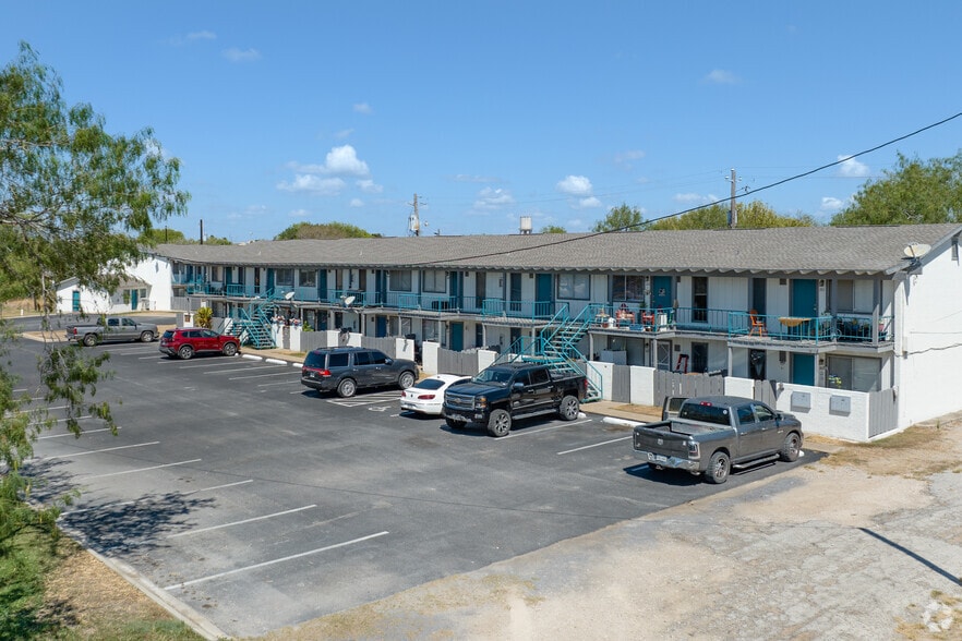 Exterior Building - Sterling Oak Apartments
