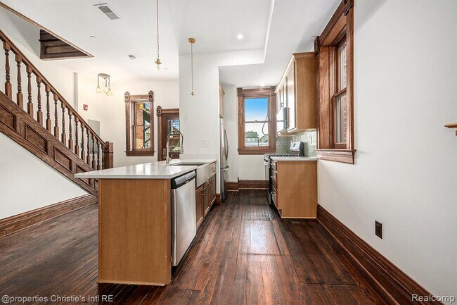 Building Photo - 701 W Canfield St