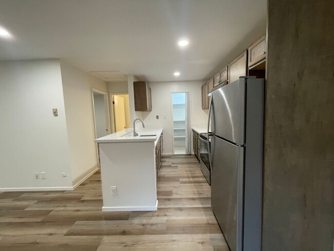 Building Photo - beautiful top-floor 1 bedroom and 1 bathro...