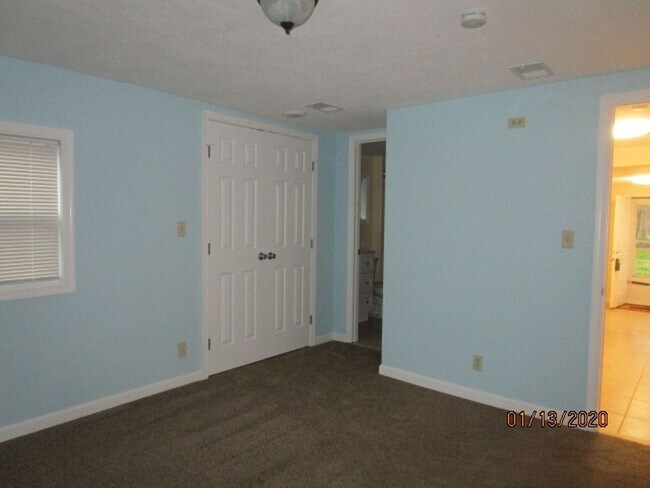 Building Photo - Deep Creek South