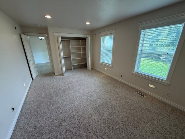 Building Photo - 435 NE Greystone Loop