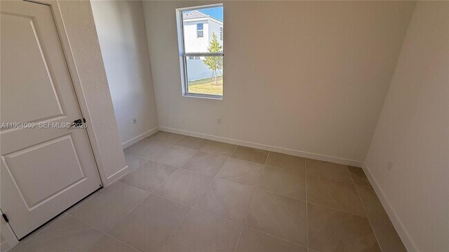 Building Photo - 1535 SE 7th Ct