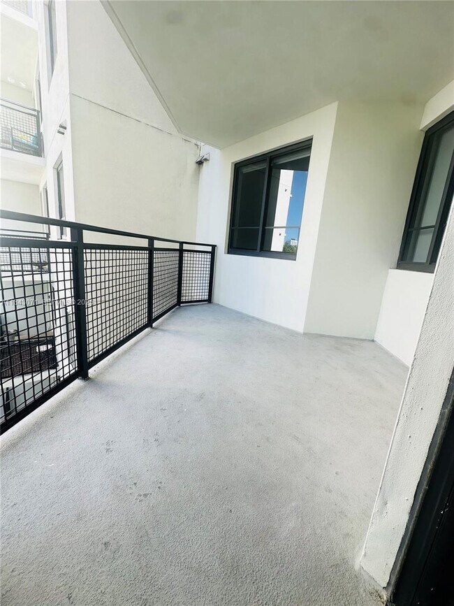 Building Photo - 817 SE 2nd Ave