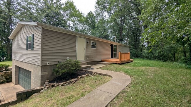 Building Photo - Newly renovated gem located at Earl Lake i...