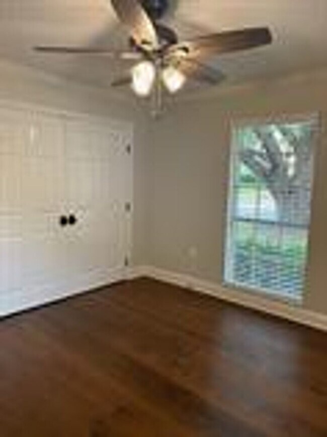 Building Photo - Spacious 3 bed/2 bath rental - Available early June!