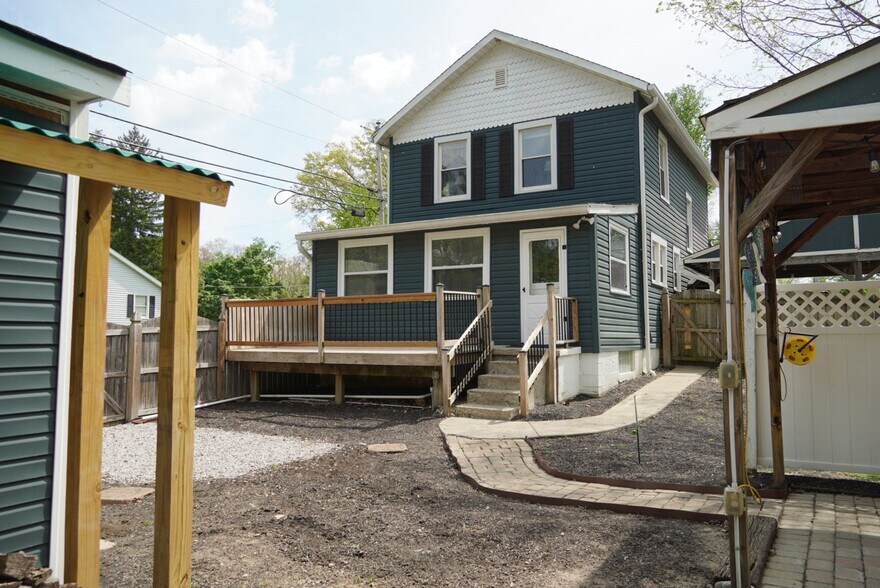 Building Photo - 320 Cedar Dr