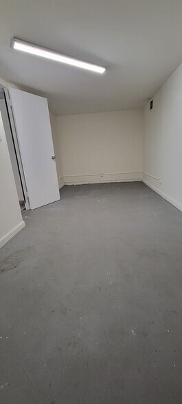 Building Photo - 4251 W Sarah St