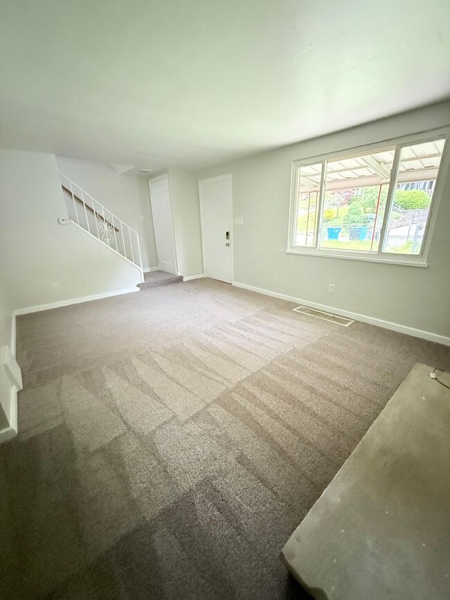 Building Photo - Freshly Painted 3BD/1.5BA Single Family Ho...