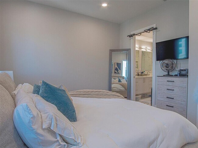 Building Photo - 370 6th St S