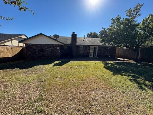 Building Photo - 3 bed, 2 bath ,fenced back yard in Moore Schools, ready for move in!