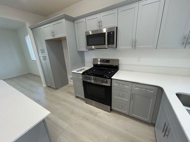 Building Photo - Brand new 4 bedroom 3 bathroom with solar in NW Visalia!!