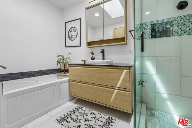 Building Photo - 5646 S Sherbourne Dr