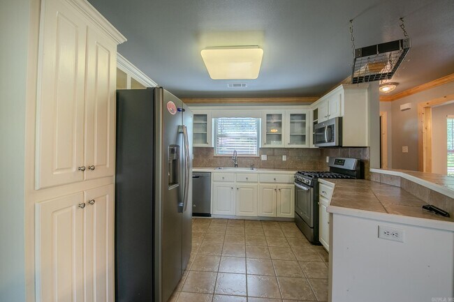 Building Photo - 12 Forest Dr