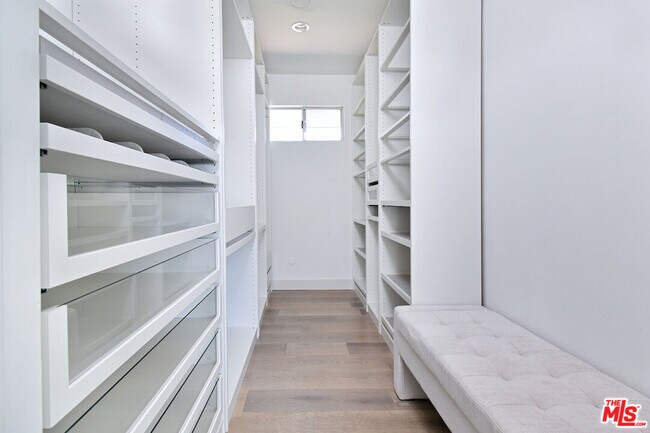 Building Photo - 4678 White Oak Ave