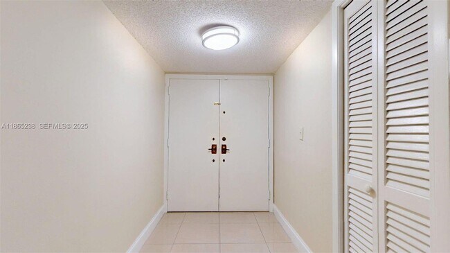 Building Photo - 13953 Kendale Lakes Cir