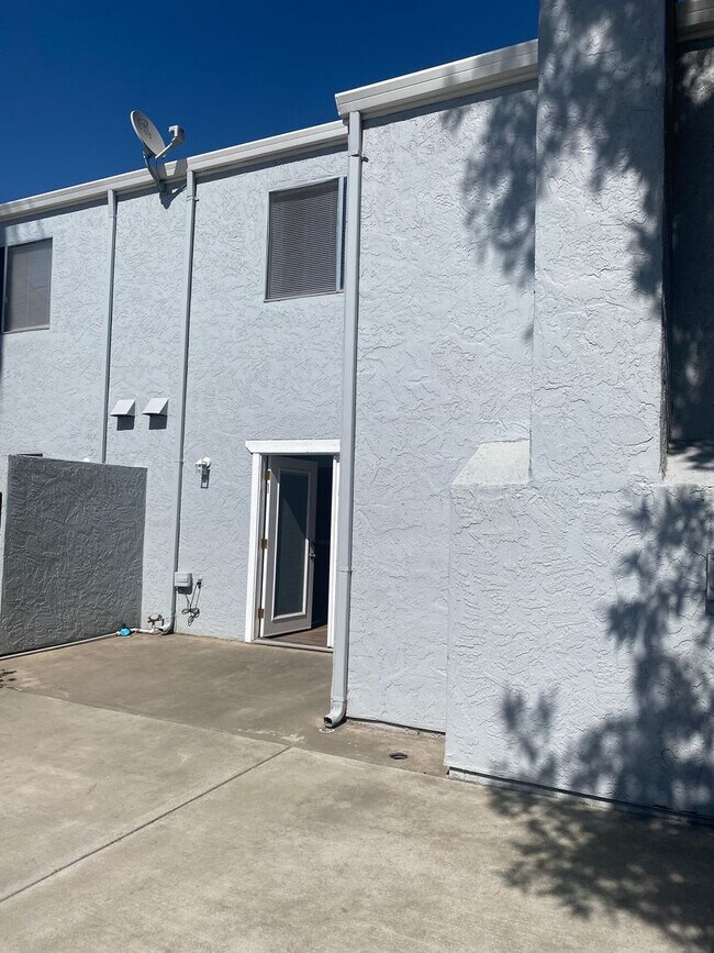 Building Photo - Sutter Townhouses
