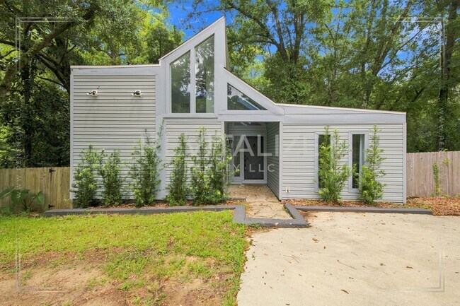 Building Photo - 2739 Knollwood Dr
