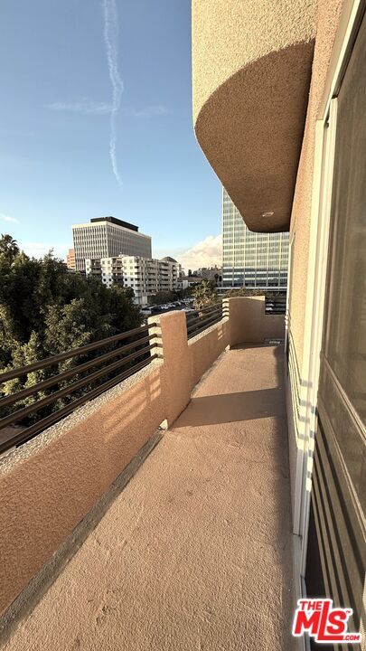 Building Photo - 701 S Kingsley Dr