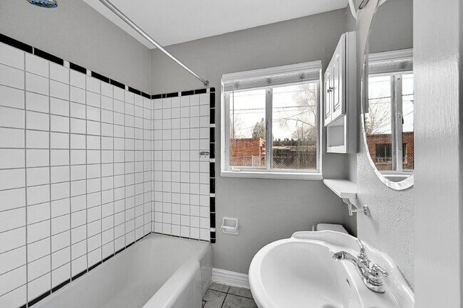 Building Photo - $2,440.95, 3 bed, 1 bath located in Denver with a newly renovated kitchen and In Unit Laundry!
