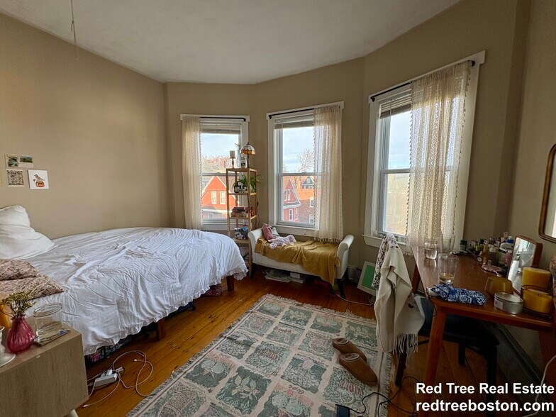 Building Photo - 72 Hillside St