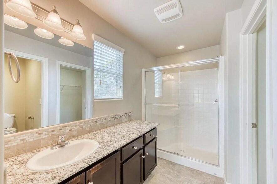Building Photo - 1304 Royalty Way