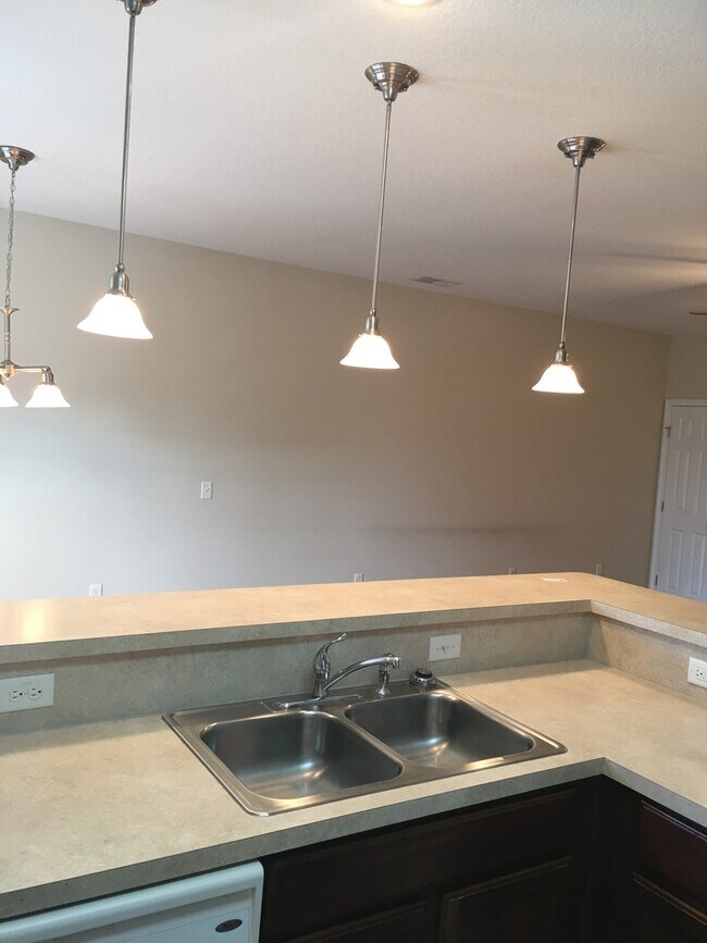 Building Photo - Townhome Available in Richmond Hill City Limits!