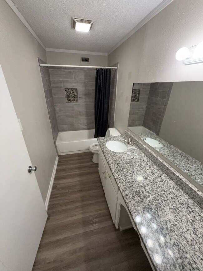 Building Photo - Spacious 3-bed/2-bath Townhome!
