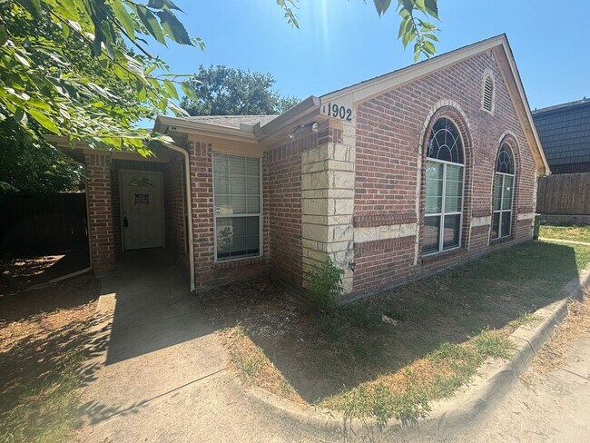 Building Photo - 1902 W Sanford St