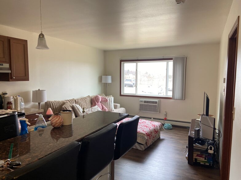 Studio's Large Granite Breakfast bar - The Metro On Vine